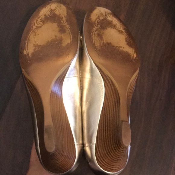 Gold Tahari wedge heel - Picture 7 of 7